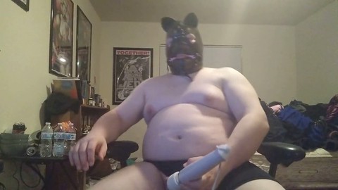 La gatita de látex tiene diversión con su Hitachi