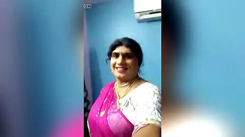 Indische Transsexuelle posiert und masturbiert zu Hause