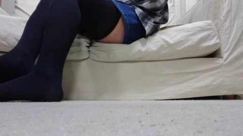 Première fois en solo d'une jeune Japonaise amateur faisant monter le désir en public avec une masturbation coquine sous sa jupe