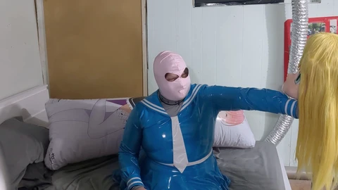 Shemale vicieuse en tenue de latex satisfait son fantasme d'écolière transexuelle