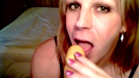 Super linda shemale rubia platino muestra sus habilidades con un enorme consolador