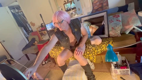 Acción anal dual con una sexy ladyboy y sus juguetes