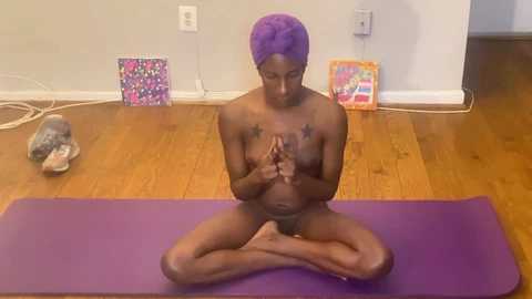 Séance de yoga nue le 13 décembre avec une magnifique transsexuelle