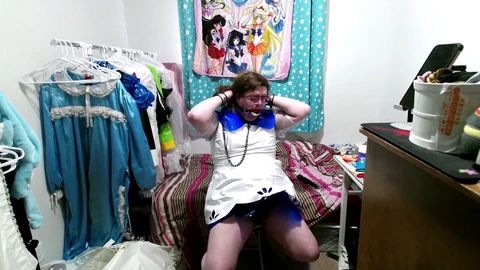 Shemalle, shemale masturbates