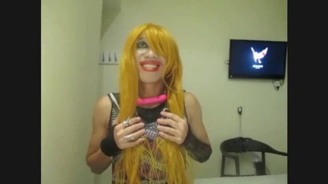 Delgada sissy asiática travestida juega con juguetes anales en una sesión amateur