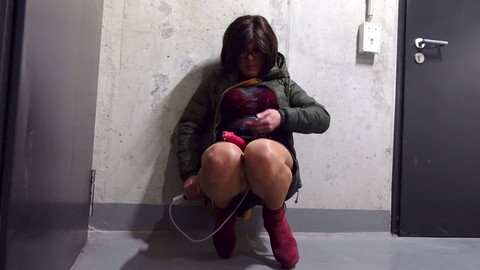 Vestirse de mujer con tacones altos y medias mientras orina en público