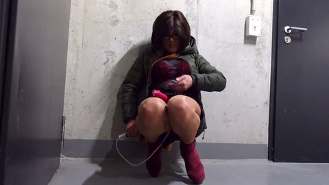 Vestirsi da donna in tacchi alti e calze mentre si urina in pubblico