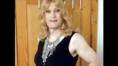 Un giovane travestito amatoriale esplora un nuovo lato in un incontro intimo