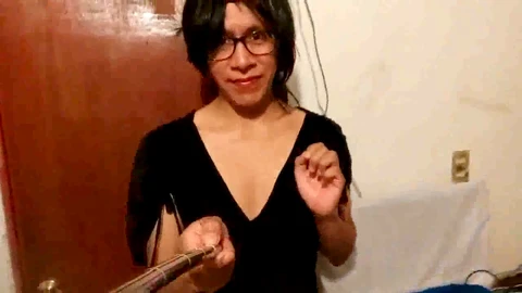 Joselynne CD presumiendo de sus piernas sexys en una minifalda oscura