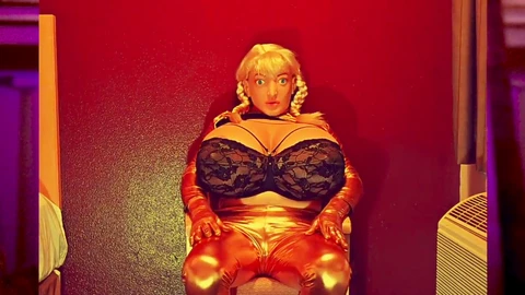 Sinnlicher Fetisch mit Golden Juggsy und ihrem verführerischen, üppig bekleideten Shemale-Verführungskünstler