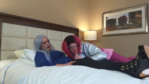 La ragazza trans Kelsey Masters dà al sexy crossdresser Bailey Wilde un bel boccone del suo enorme cazzo.