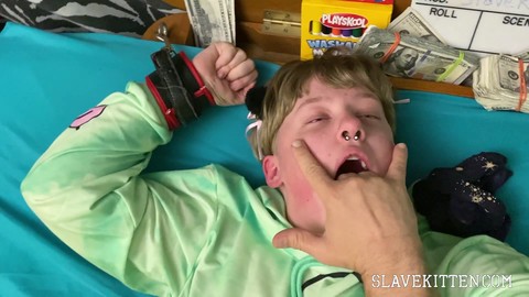 FTM sumiso en bondage con correa y bragas en la boca, vagina perforada que eyacula