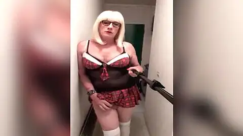 La criatura, paja travesti