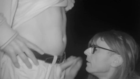 Cum in public, 热辣人妖