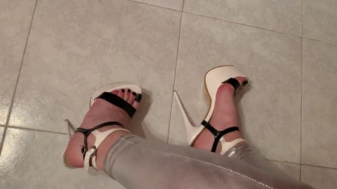 T-girl in collant e uniformi sexy